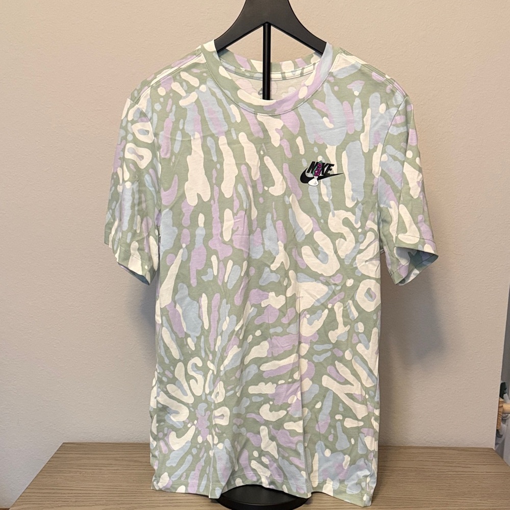 Nike Men's Pastel Green and White Patterned Tee